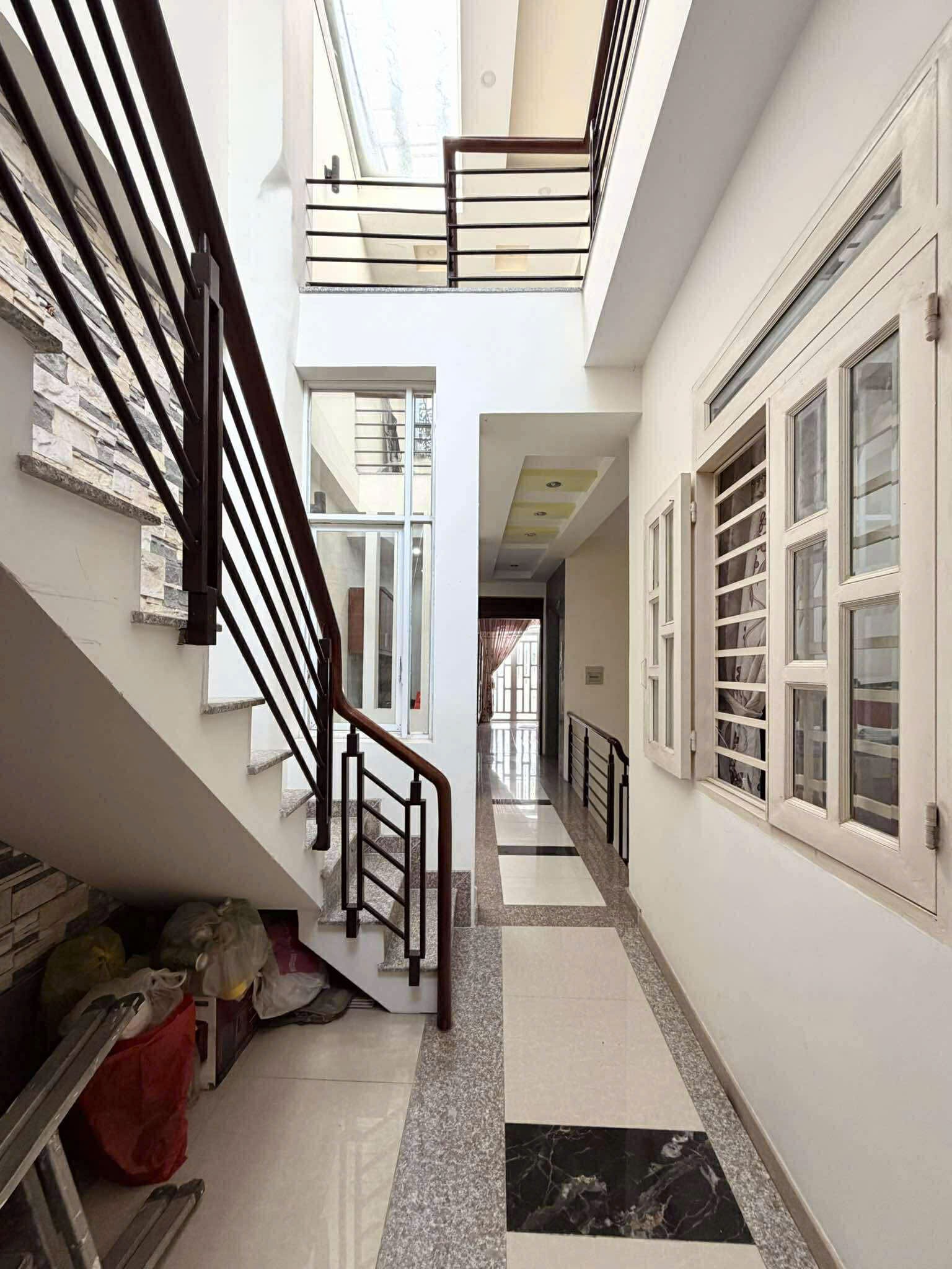 NHÀ HẺM XE TẢI THÍCH QUẢNG ĐỨC - 133m2 4 TẦNG THANG MÁY 7 PN - 1 ĐỜI CHỦ 14