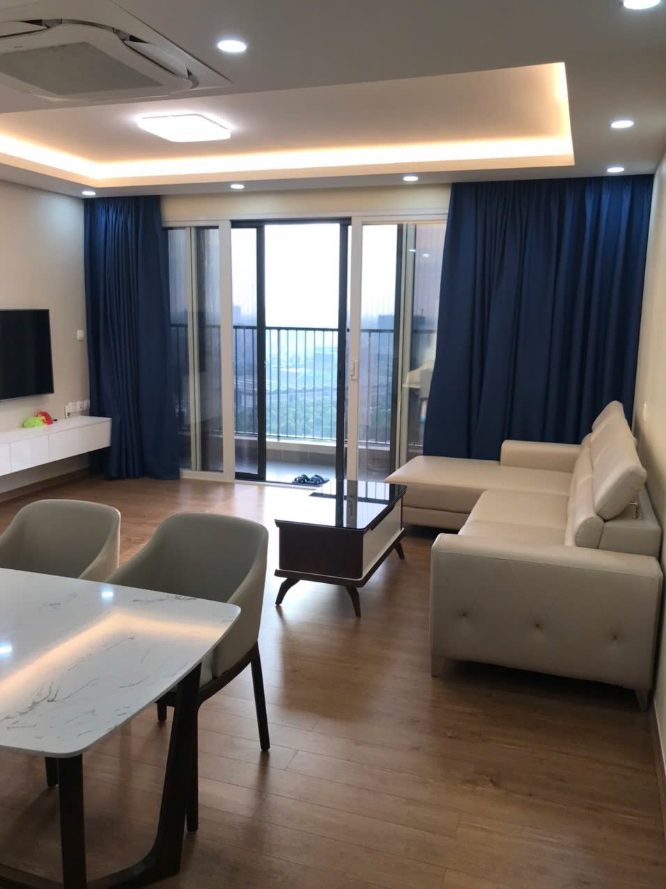BÁN GẤP căn 3PN Vinhomes D'Capitale - FULL ĐỒ - giá 13.x tỷ