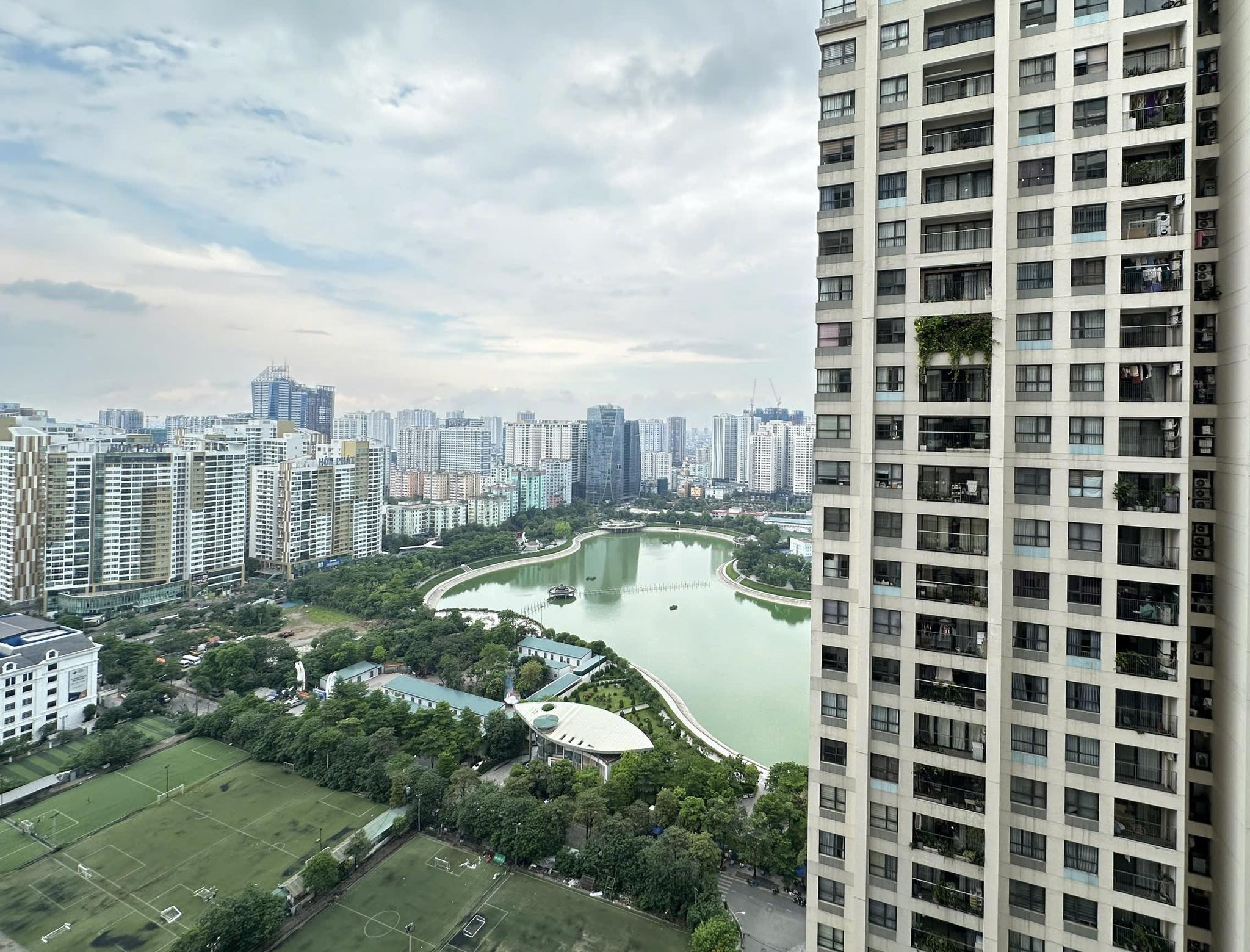 Bán căn 2PN VINHOMES D'CAPITALE view hồ giá rẻ nhất 9 tỷ