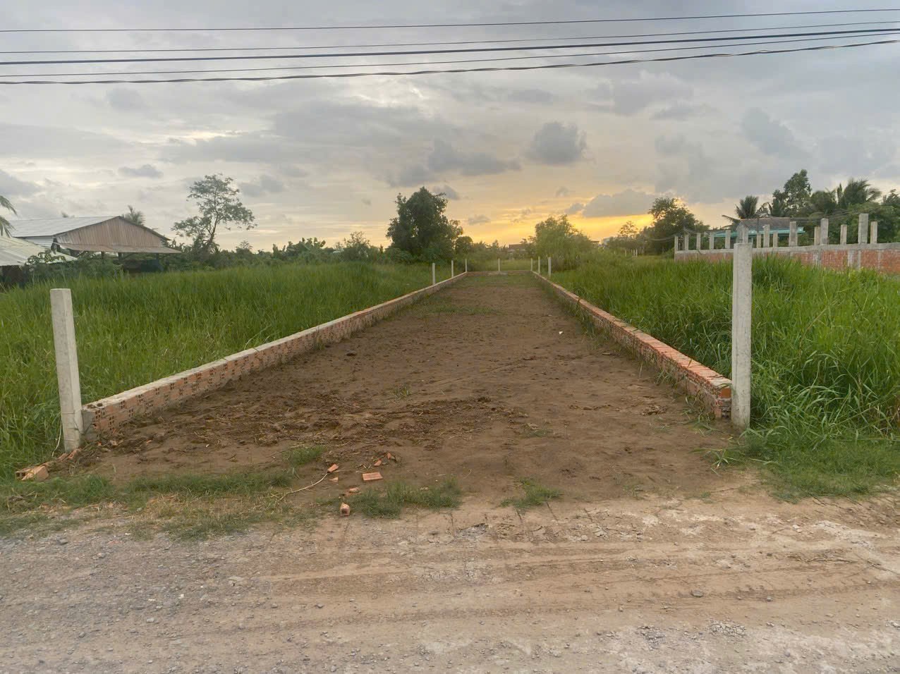 Đất thổ cư 247m2 mt đường xe hơi xã Tân Lân giá rẻ 1 tỏi 250tr