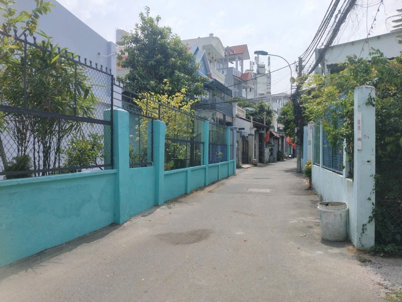 NHÀ 2 TẦNG– GẦN CĐ CÔNG THƯƠNG, Q.9 (CŨ) – 121M² (5 x 24) – 2 TẦNG – 5PN 2WC – HẺM ÔTÔ – THOÁNG