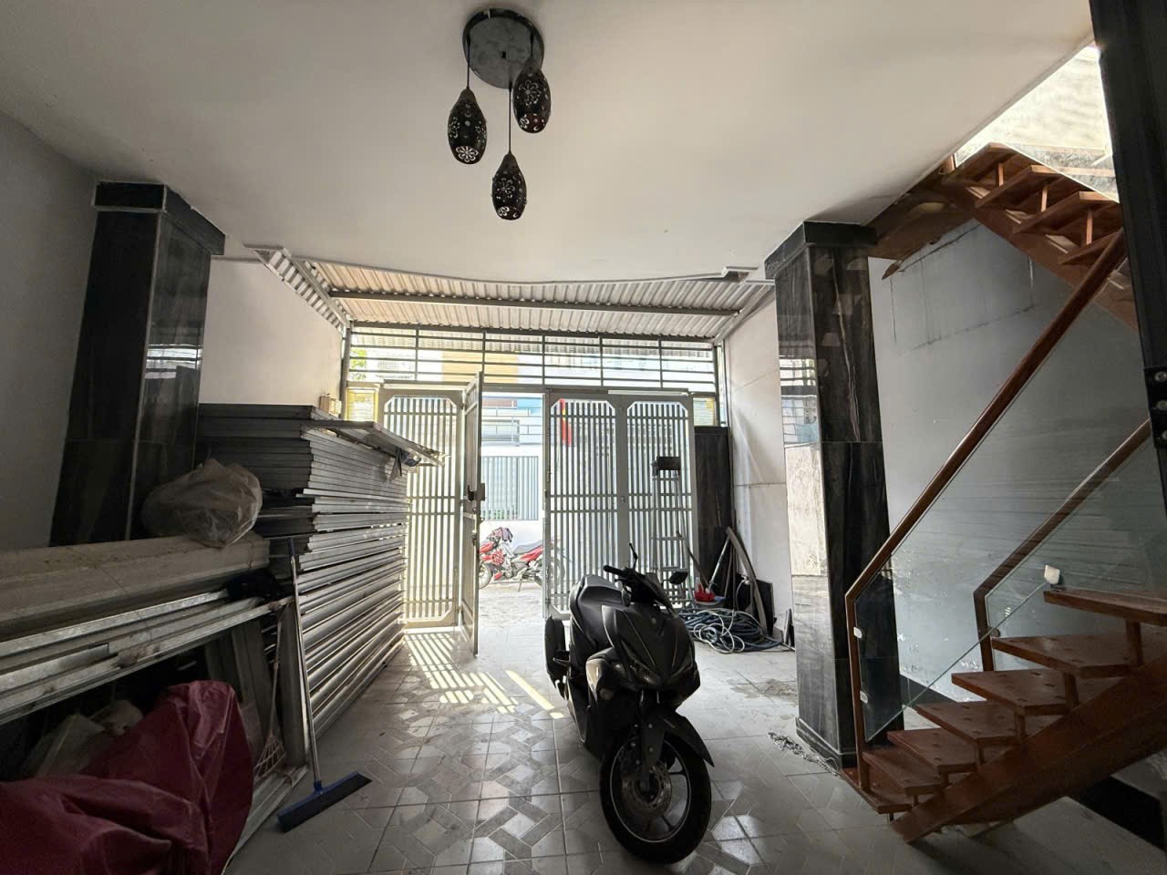 NHÀ 2 TẦNG– GẦN CĐ CÔNG THƯƠNG, Q.9 (CŨ) – 121M² (5 x 24) – 2 TẦNG – 5PN 2WC – HẺM ÔTÔ – THOÁNG 3