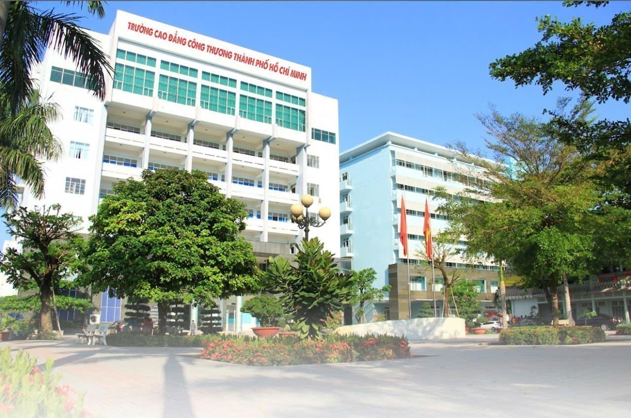 NHÀ 2 TẦNG– GẦN CĐ CÔNG THƯƠNG, Q.9 (CŨ) – 121M² (5 x 24) – 2 TẦNG – 5PN 2WC – HẺM ÔTÔ – THOÁNG 2