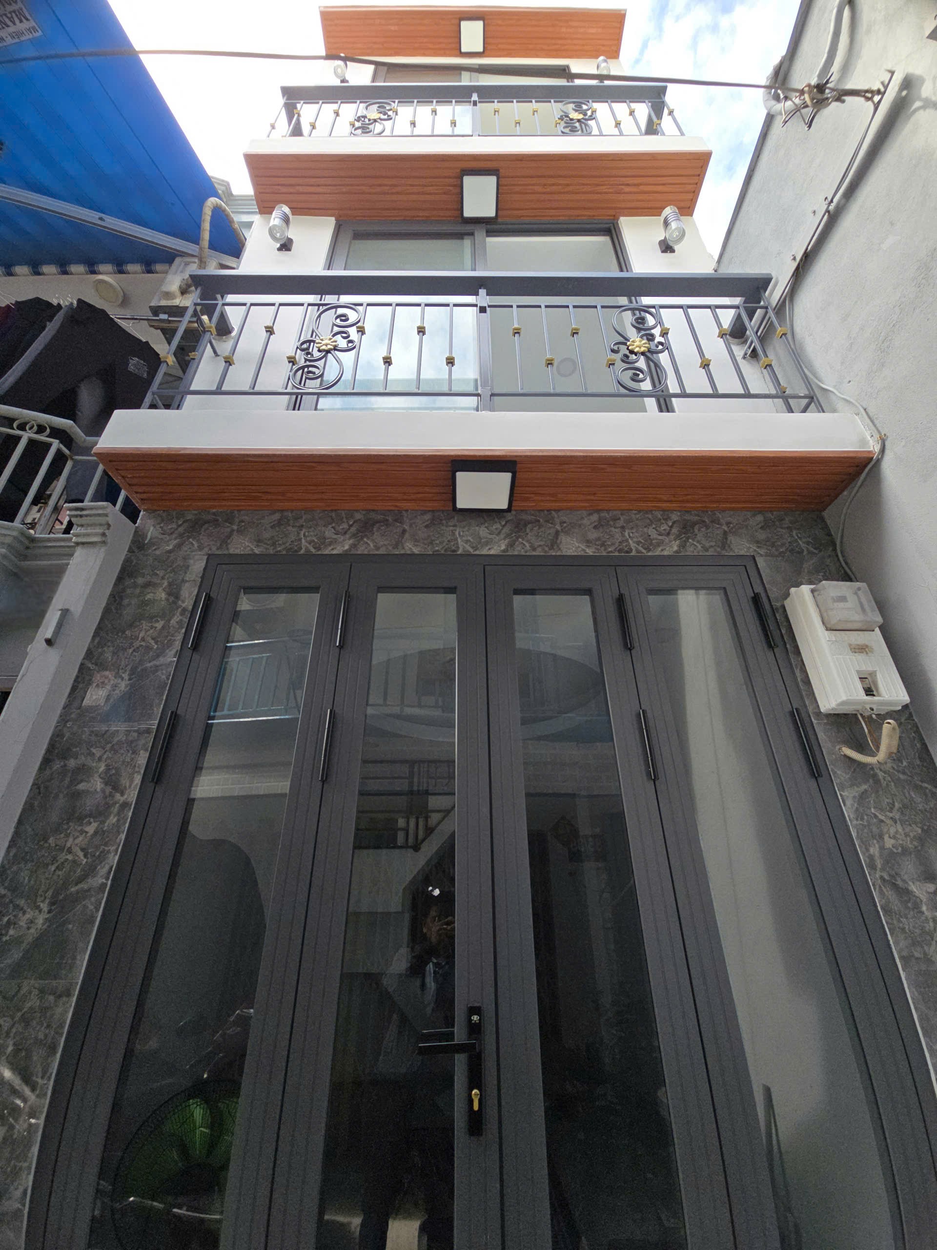GIÁP CHỢ BÌNH LONG DTSD 50M2 3 TẦNG SHR CHỈ 2.65 TỶ