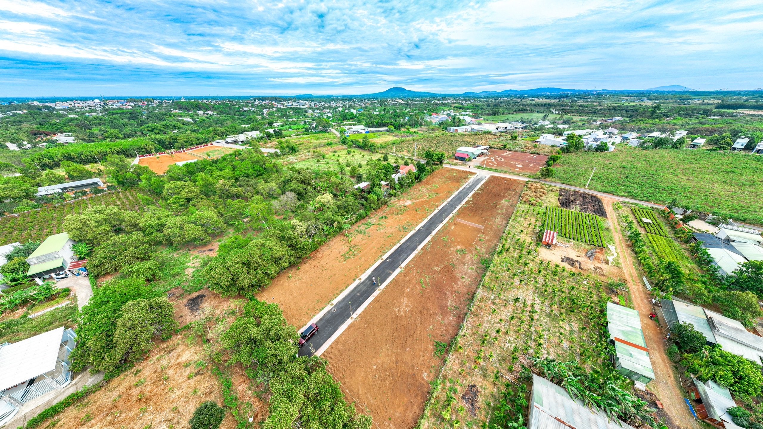 Bán đất Khu phố mới Đông Hòa - Trảng Bom - Đồng Nai. Đất phân lô (52 nền), đã ra sổ đầy đủ. DT mỗi nền: 5m x 20m. Giá 1,5 tỷ/ nền. 5