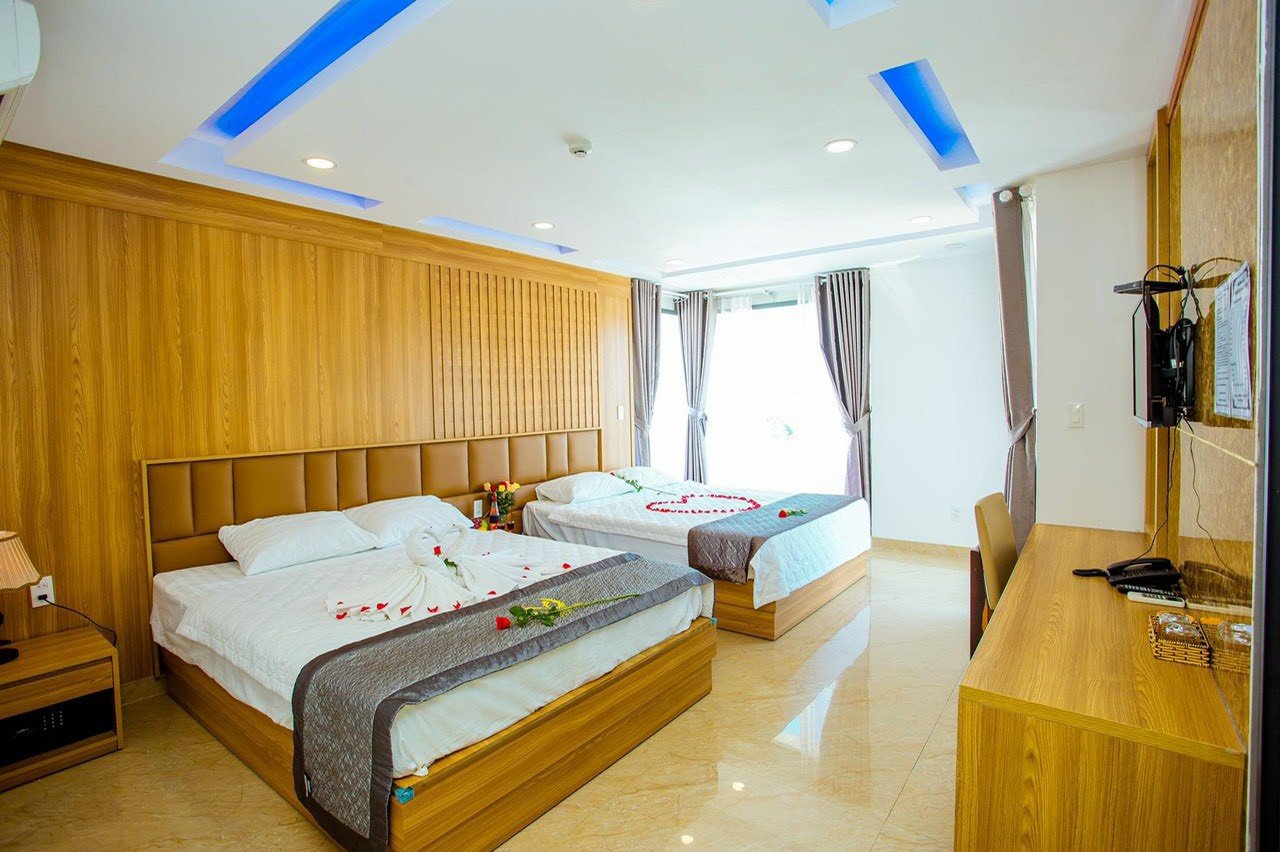 Bán khách sạn 2 mặt tiền đường Nguyễn Biểu- Nha Trang- Cách biển 100m - Giá tốt 1