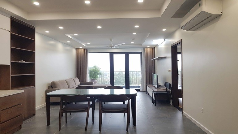 Cho thuê căn hộ tại Nghi Tàm, Tây Hồ, 140m2, 3PN, đầy đủ nội thất mới hiện đại, ban công