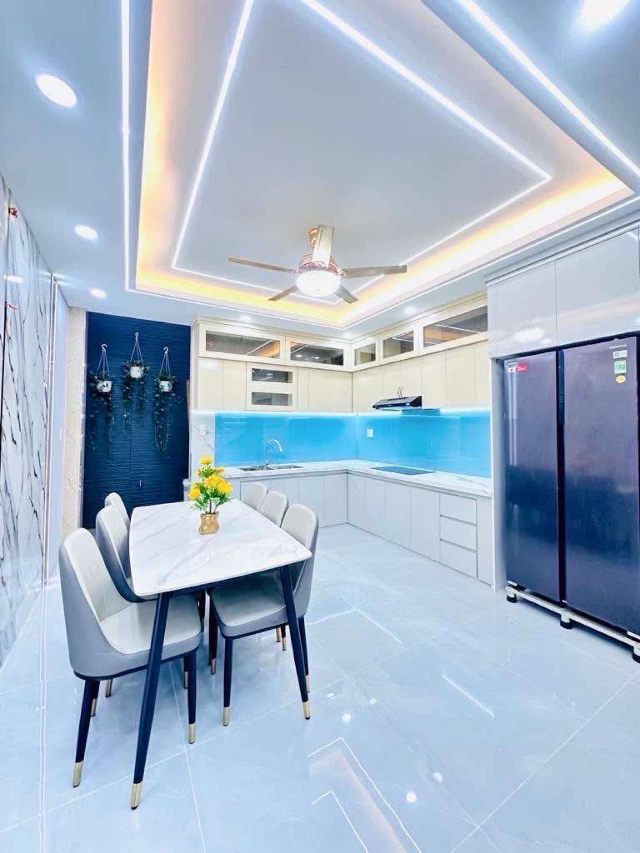 Cho thuê căn hộ tại Nghi Tàm, Tây Hồ, 140m2, 3PN, đầy đủ nội thất mới hiện đại, ban công 4