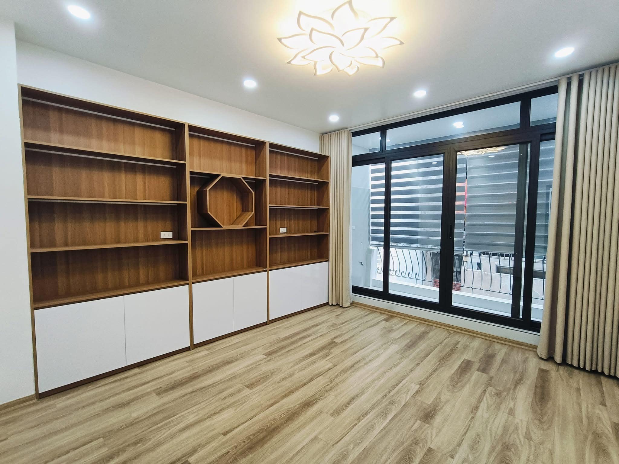 Nhà Đẹp Bùi Huy Bích - Lô Góc - Gara Ô Tô - Vỉa Hè Rộng - Kinh Doanh - Cực Hiếm Nhà Bán 2