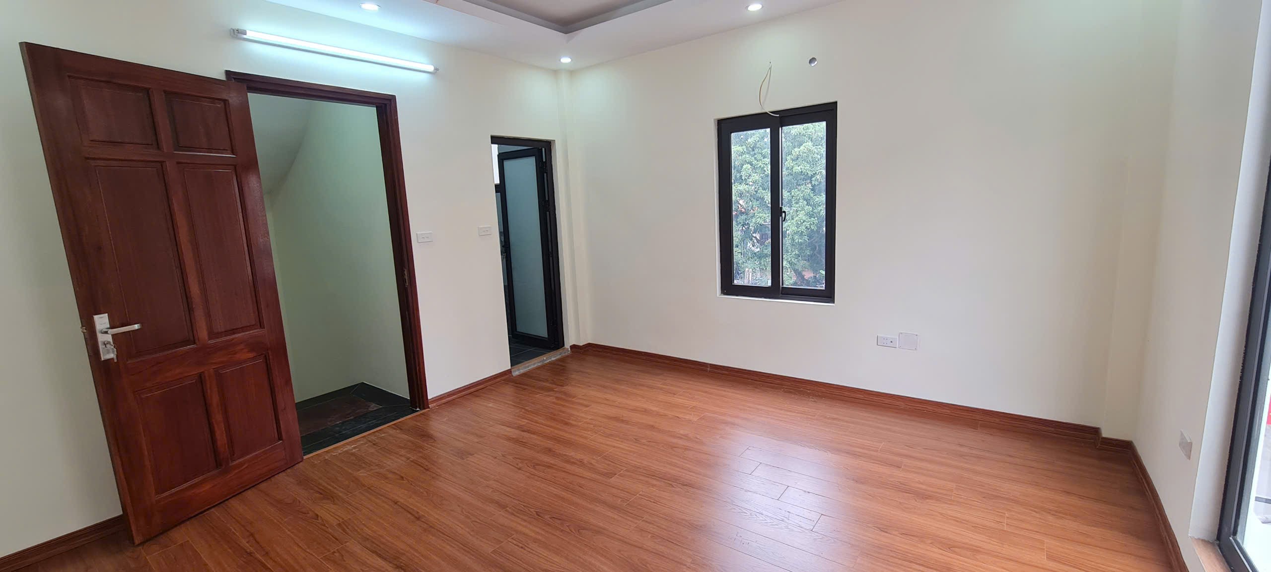 Bán nhà mặt phố Hạ Hồi, Tân Lập 32m2 x5 tầng. Cạnh Vinhomes Đan Phượng. Lô góc Ôtô vào nhà 5