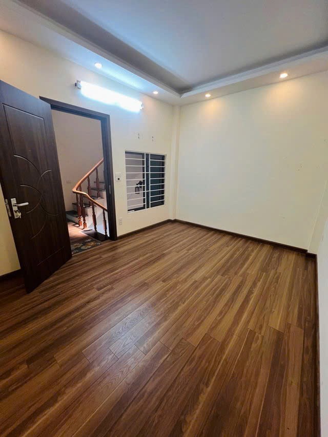 BÁN NHÀ RIÊNG BÁT KHỐI- LONG BIÊN,42 M2, 4 TẦNG, MẶT TIỀN 4.5 M, 6.1 TỶ. 5