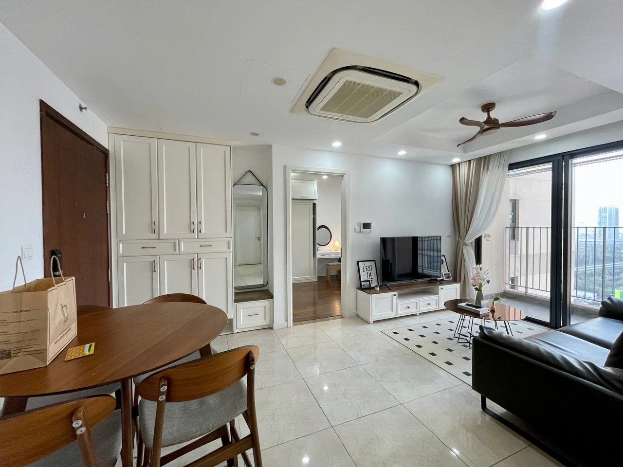 Bán căn hộ 2PN view hồ tại VINHOMES D'CAPITALE, giá 9.5 tỷ