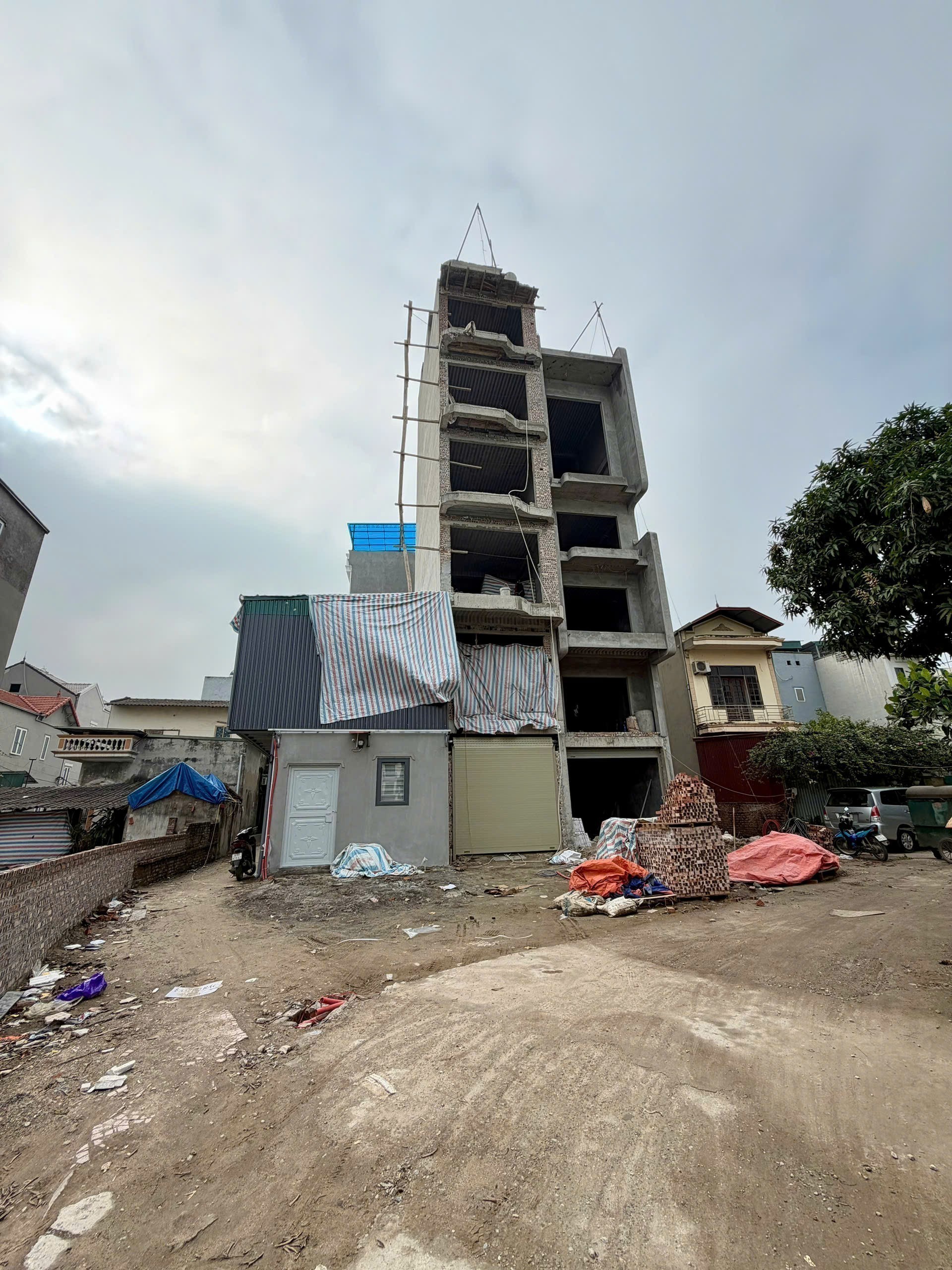 NHÀ ĐẸP VIEW HỒ TẠI LONG BIÊN - ĐƯỜNG Ô TÔ 7 CHỖ VÀO NHÀ - DT 51M2 XÂY 7 TẦNG THANG MÁY.