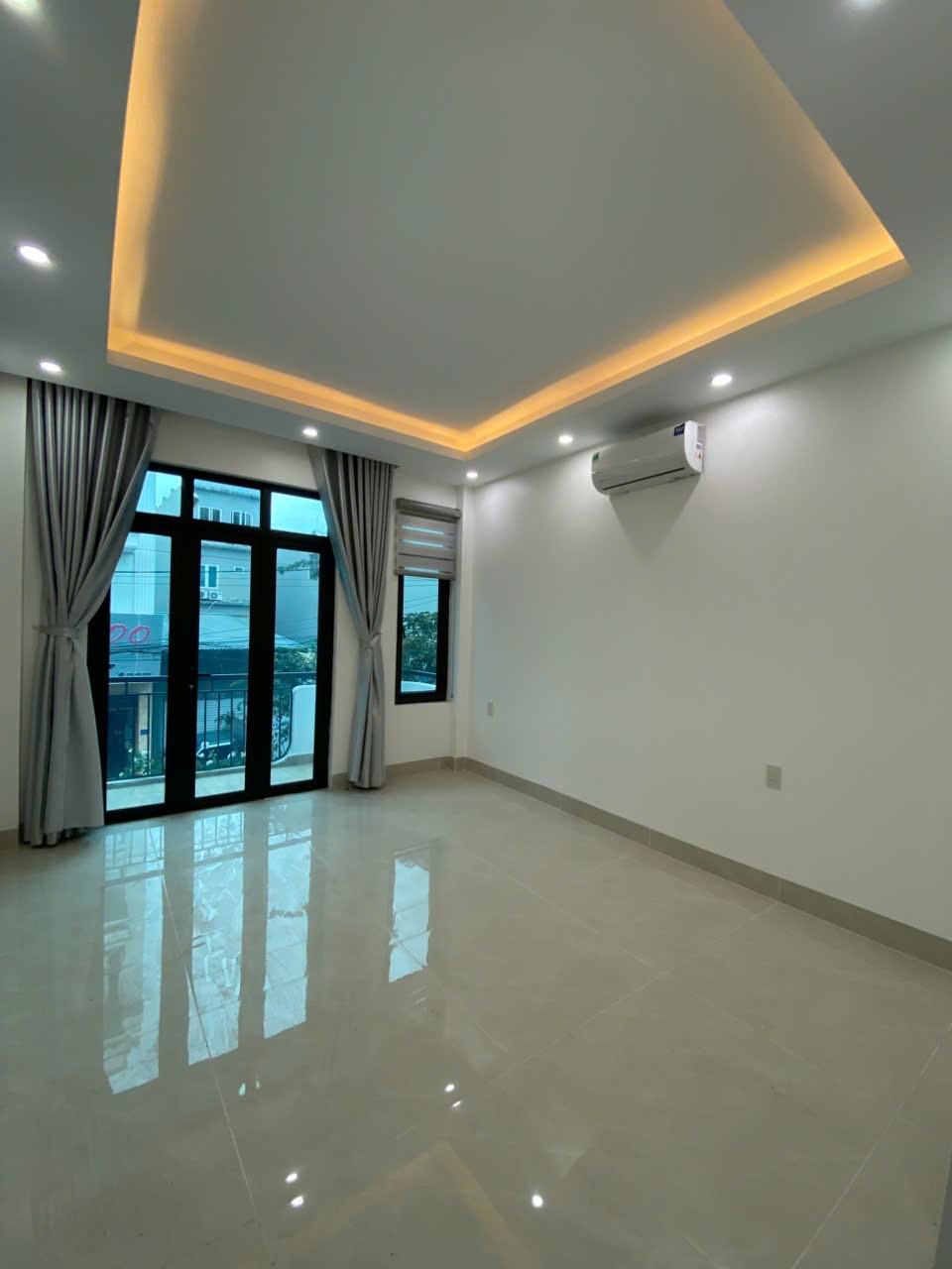 bán nhà 4 tầng cầu thang máy hiện đại nằm ngay mặt đường ngô thì nhậm 4