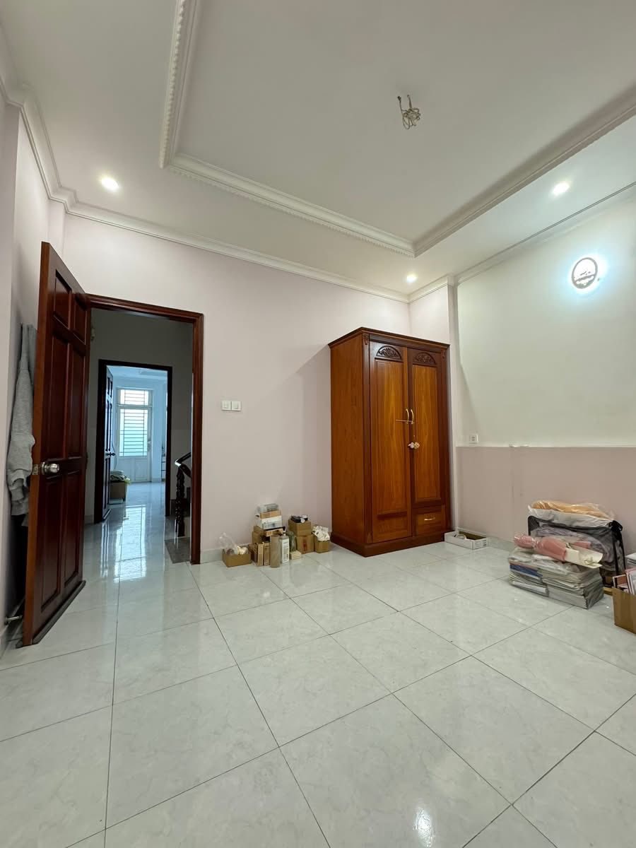 CHO THUÊ NHÀ MẶT TIỀN KINH DOANH, NGAY PHỞ HUỲNH TRÂM, 3 LẦU, SÂN XE HƠI, 17TR 4