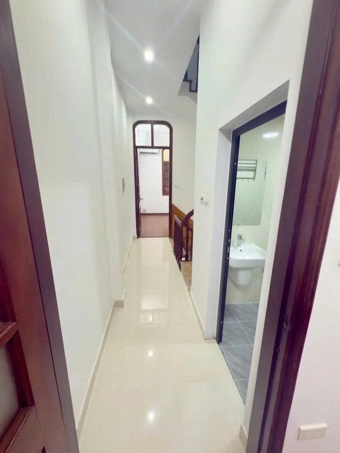 Hiếm nhà đẹp 4 tầng mặt phố Nguyễn Viết Xuân, 34m2, mặt tiền 3.3m, 2 mặt đường, kinh doanh, giá 12. 3