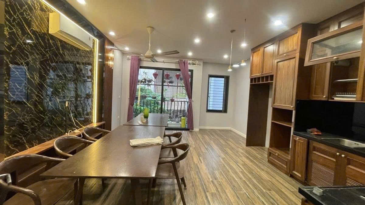 LÔ GÓC NGUYỄN CHÍ THANH – 60M² – 5 TẦNG – MT 5.3M – Ô TÔ ĐỖ 10M – Ô CHỜ THANG MÁY – GIÁ 18 TỶ 2