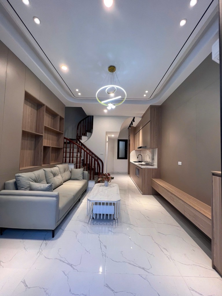 Bán nhà 35m x 5T tại ngõ 71 việt hưng, oto đỗ cổng chỉ hơn 6 tỷ còn tl. 2