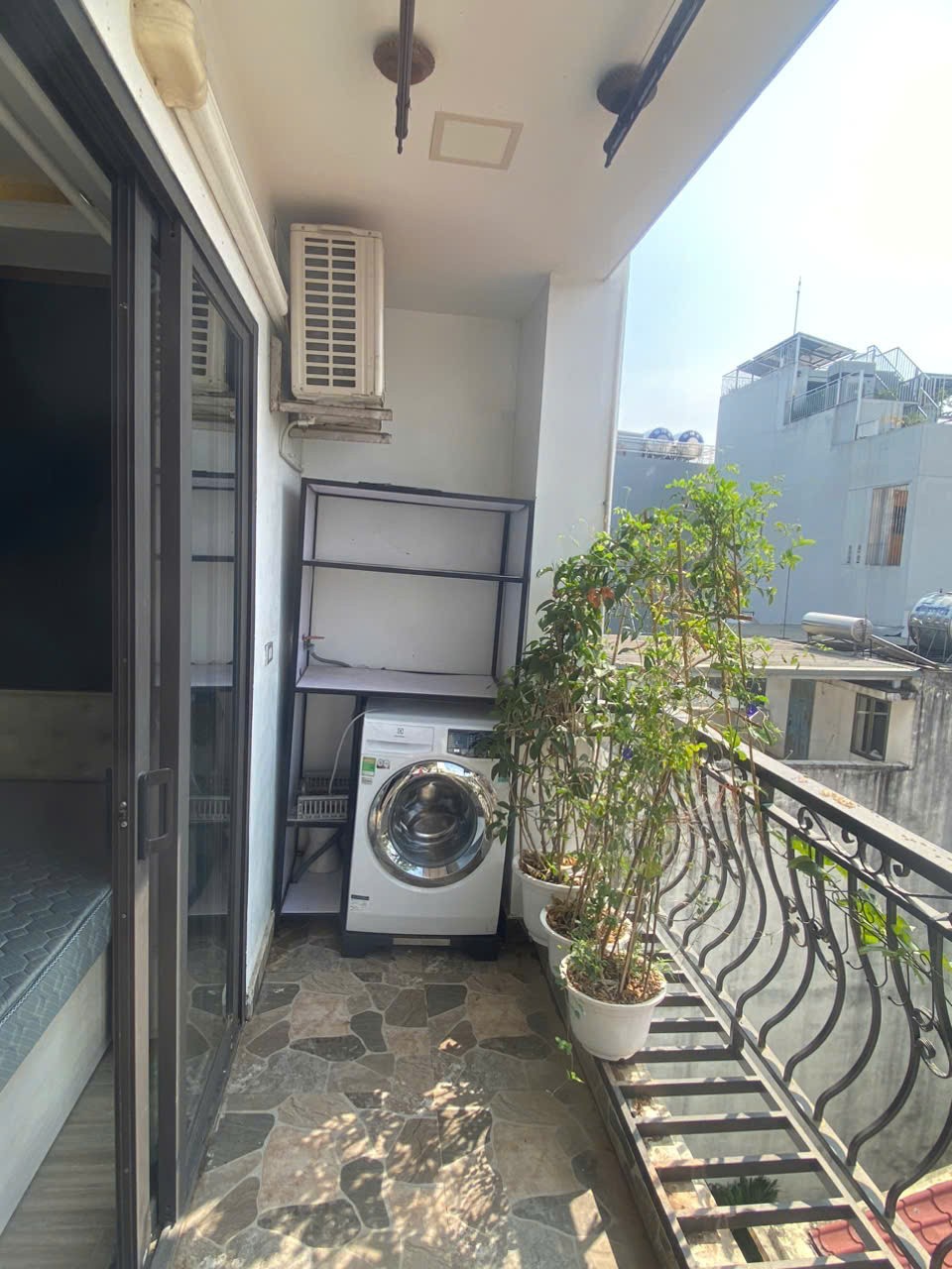 Cho thuê căn hộ 1 phòng ngủ Tại ngõ 193 Trích Sài, Tây Hồ, không gian xanh tiện ích VIP. Chỉ 7tr 5