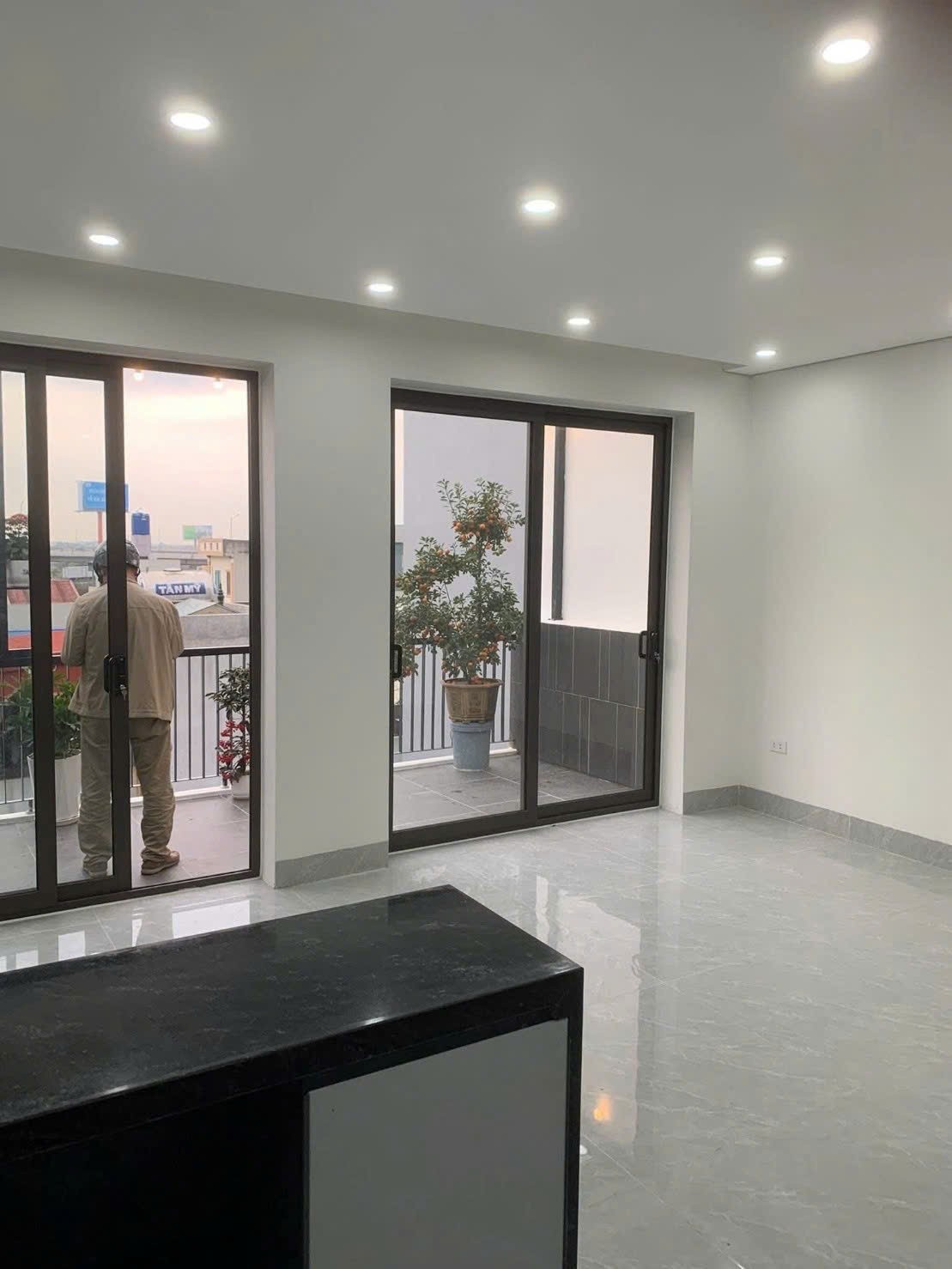 Bán nhà Thạch Bàn - Cổ Linh. Gần khu đô thị Garden City - Ô tô đỗ cổng.  Lh 0965858116 5