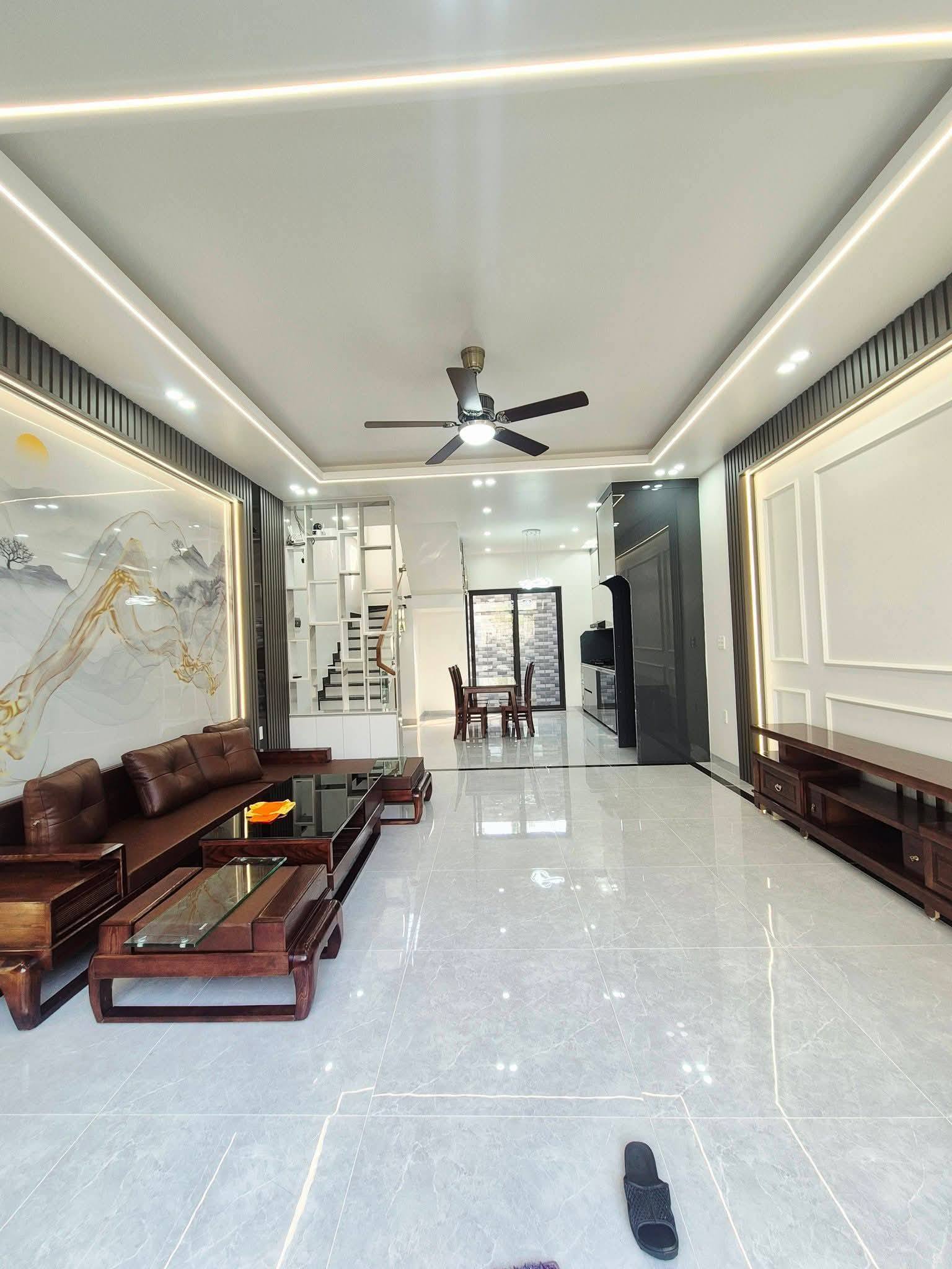Bán nhà mặt phố Vạn Phúc, Ba Đình, vỉa hè 5m, phố Vip, kinh doanh đỉnh. Giá 32 tỷ 2