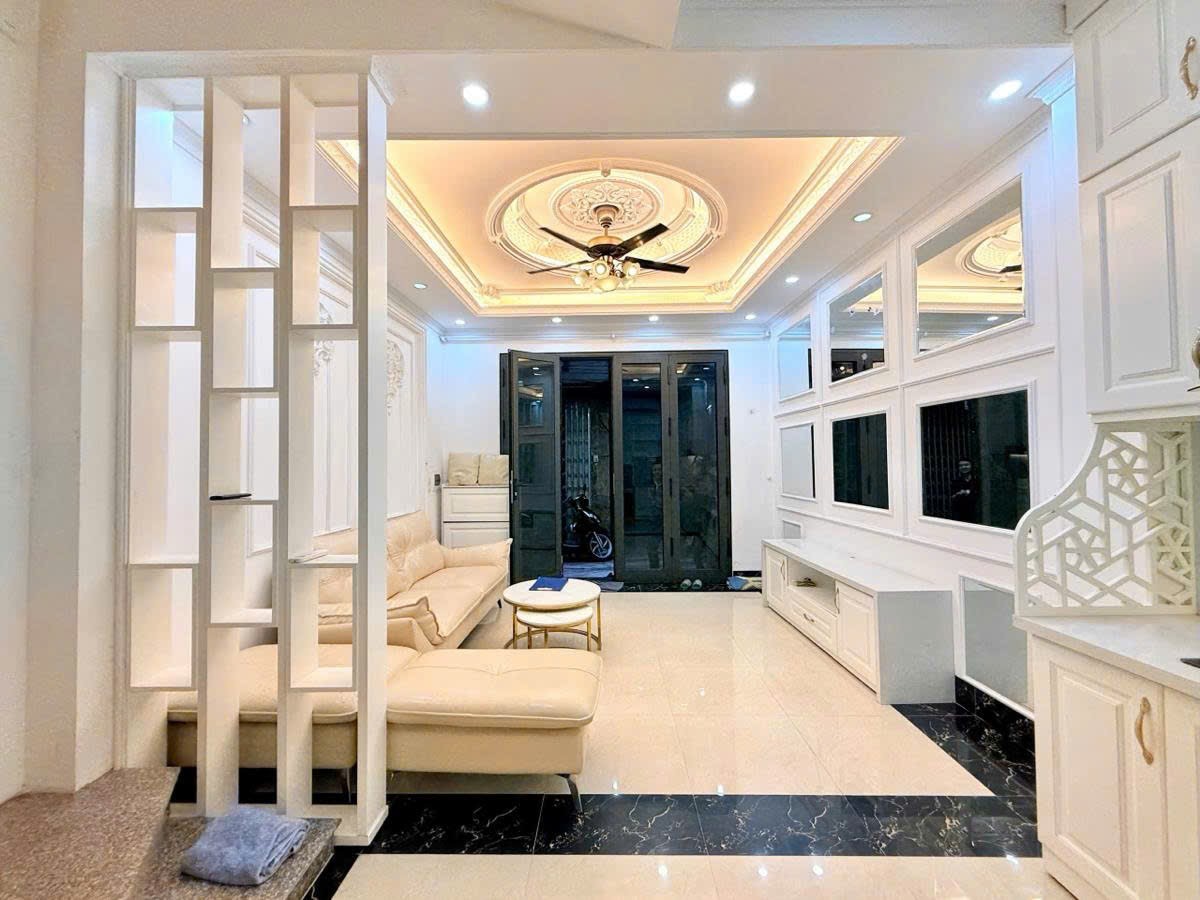 Bán Nhà Pháo Đài Láng 31m2. 5 tầng. mặt tiền 3.2m. giá 9.9 tỷ Đống Đa Hà Nội