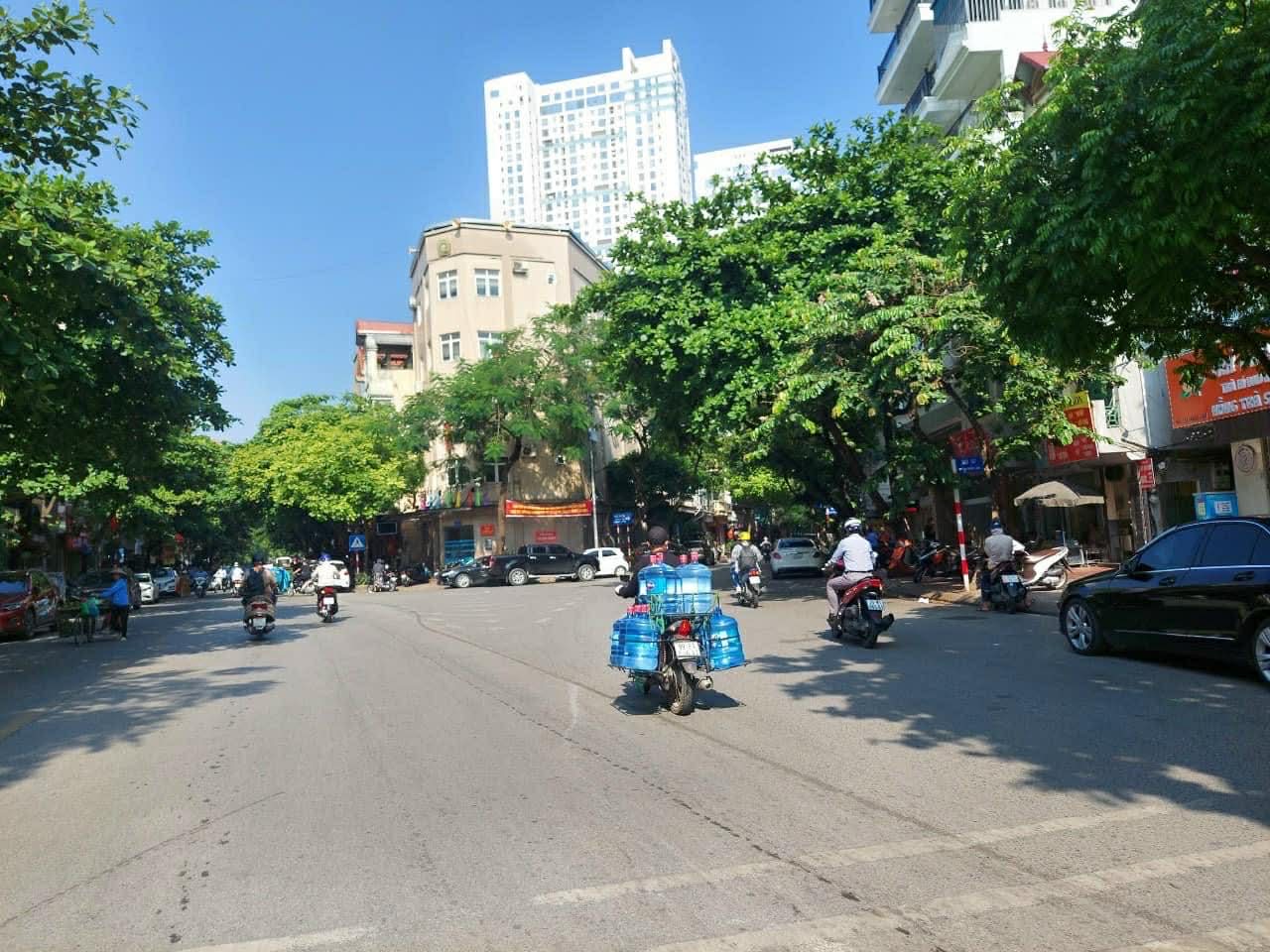 nhà đẹp Ngọc Lâm, 75m x 6tầng, vỉa hè, ôtô tránh, gần trường học + chung cư cao cấp, kinh doanh 2
