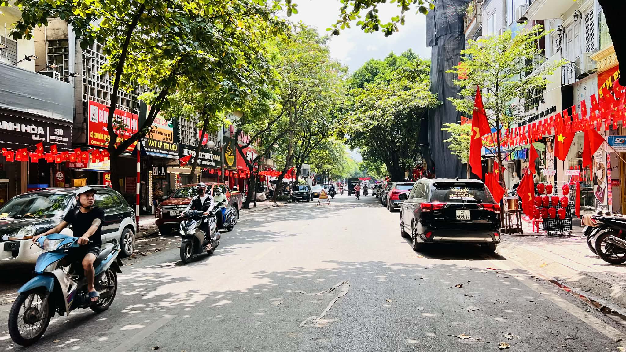 nhà đẹp Ngọc Lâm, 75m x 6tầng, vỉa hè, ôtô tránh, gần trường học + chung cư cao cấp, kinh doanh
