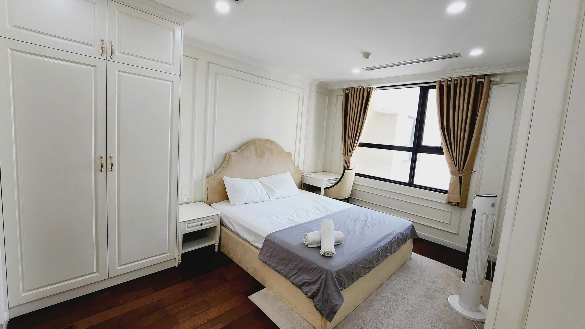 Cần bán căn 2PN tại Vinhomes D'Capitale, VIEW HỒ mát rượi, giá 9 tỷ 2