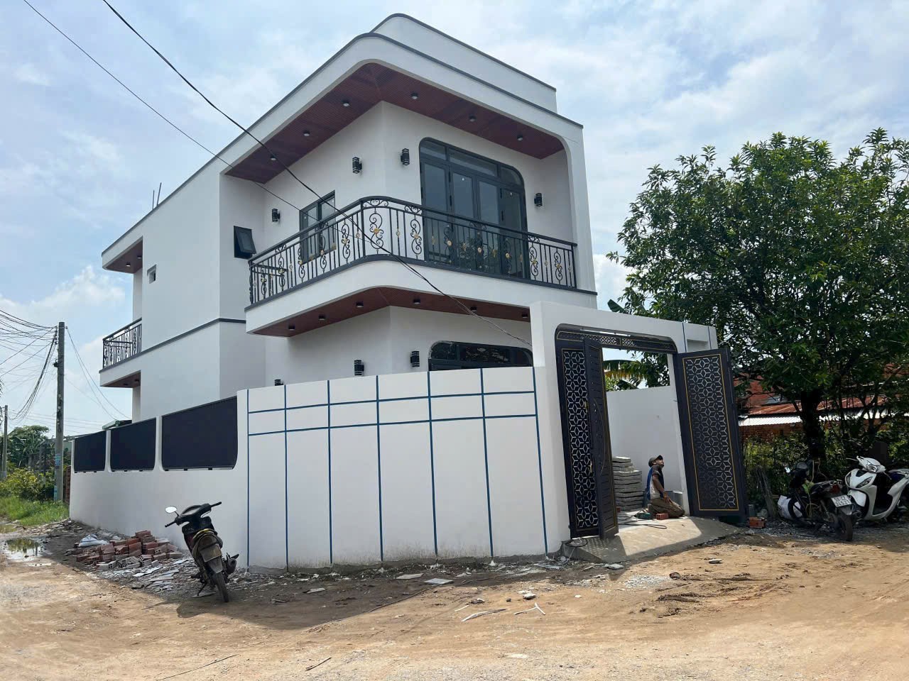 Bán nhà 2 mặt tiền xã Mỹ Hạnh Bắc dt 108m2 1 lầu 2pn,2wc , sân oto đã hoàn công giá 2,75 tỷ