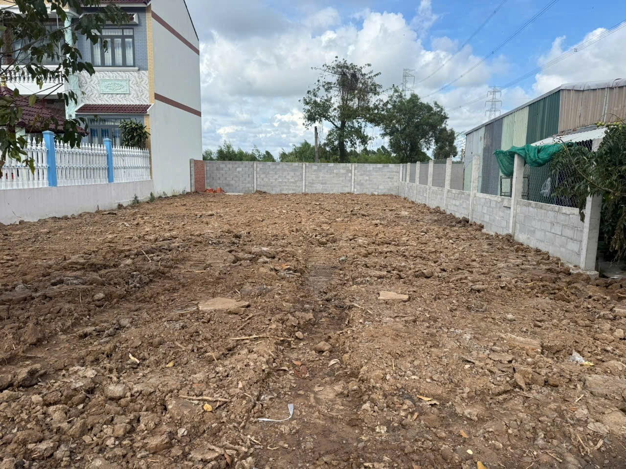 Bán đất thổ cư mặt tiền tỉnh lộ 832, An Nhựt Tân , Tân Trụ dt 300m2 giá 3,5 tỷ 2