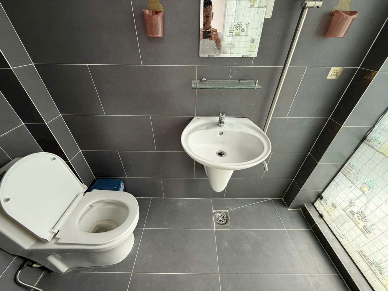 Bán nhà hẻm giá rẻ 2 xẹt Phạm Ngọc , Tân Quý, Tân Phú dt 10,1m2 1 lầu 2pn 2wc giá 1,95 tỷ 2