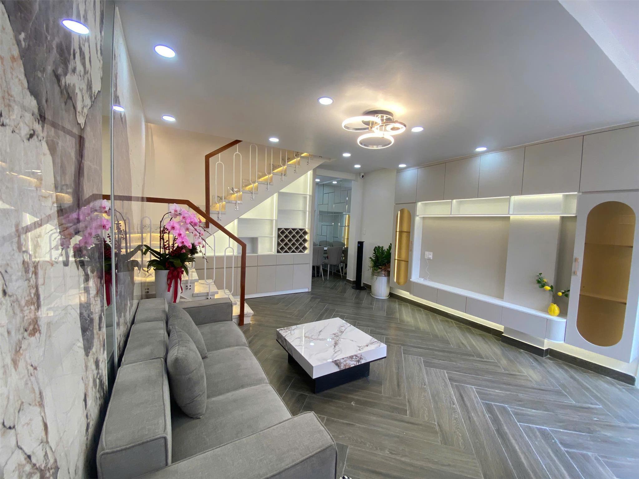 Nhà vừa ở vừa kinh doanh, hơn 5 tỷ, cạnh Phú Mỹ Hưng, 2 tầng 2
