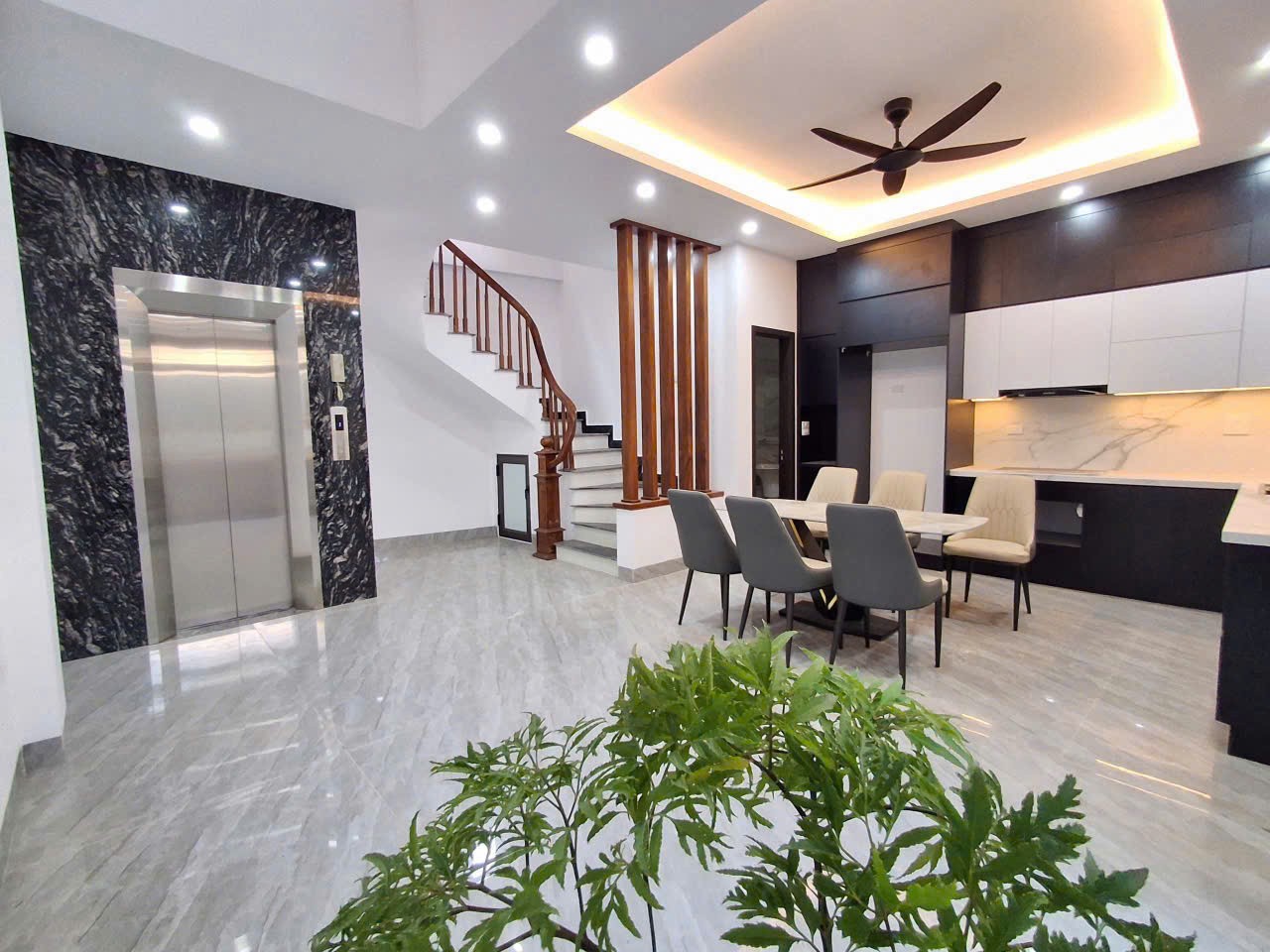 BÁN NHÀ LONG BIÊN THANG MÁY 4 NGỦ Ô TÔ BỒ ĐỀ