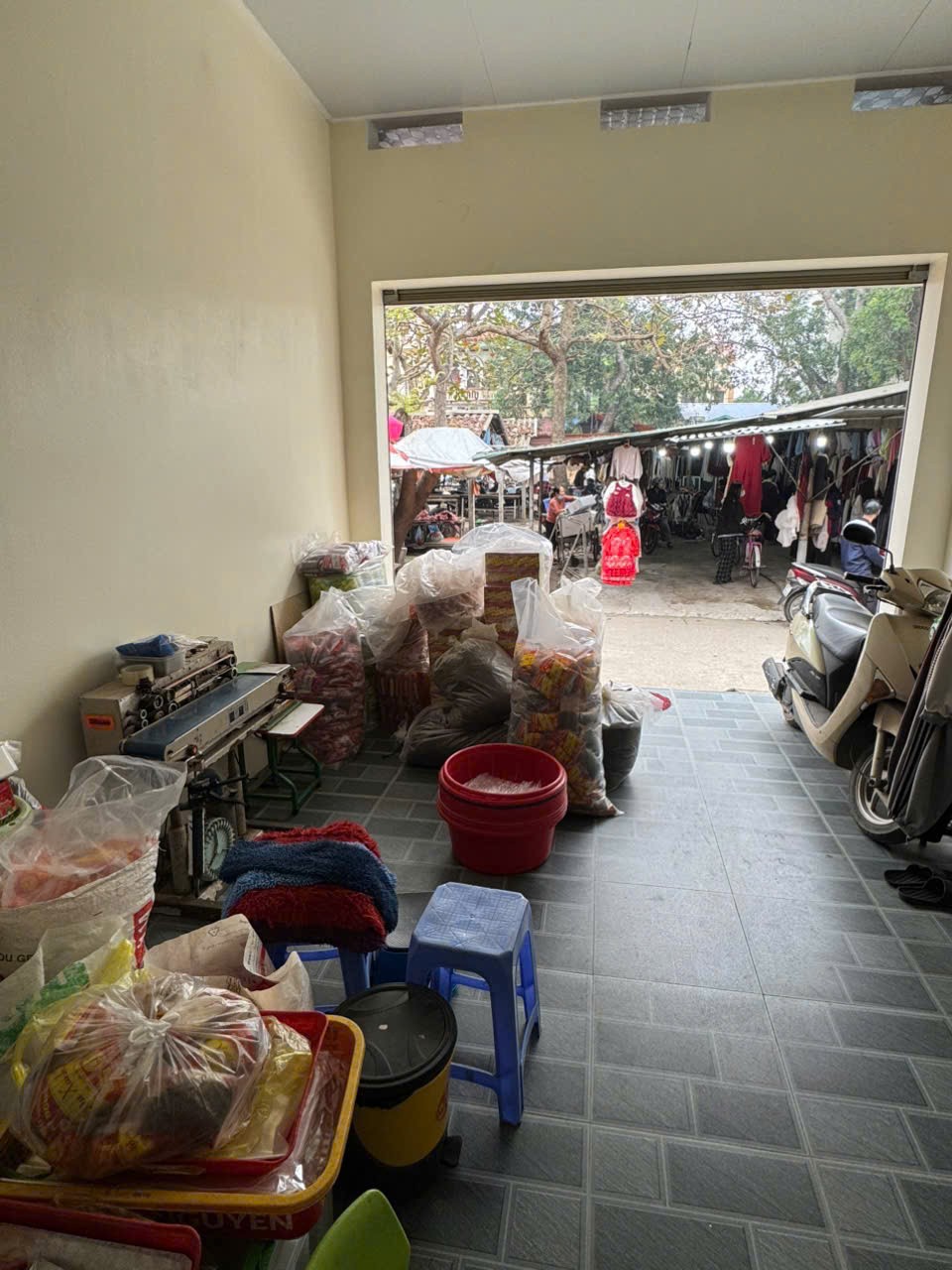 Cơ hội có 1 không hai, nhỉnh 6 tỷ sở hữu ngay nhà 2 mặt thoáng, giữa chợ Chi Đông, Mê Linh 2