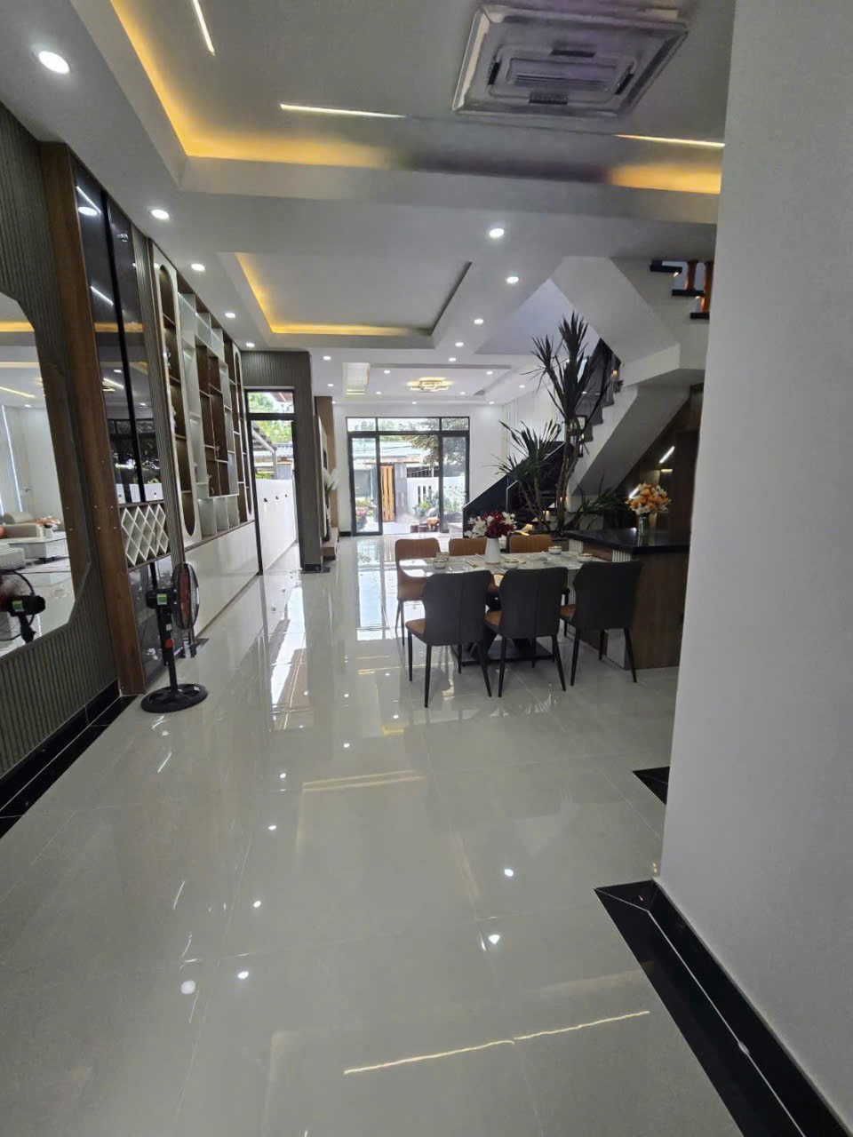 Bán Villa sân vườn kế chợ Long Thượng dt 198m2 , 1 lầu , 3pn,3wc giá 4,6 tỷ 3
