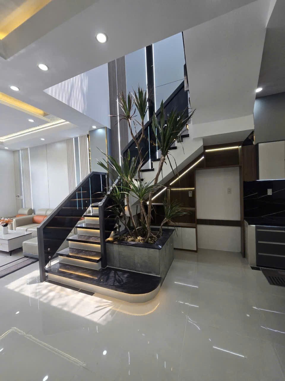 Bán Villa sân vườn kế chợ Long Thượng dt 198m2 , 1 lầu , 3pn,3wc giá 4,6 tỷ 7