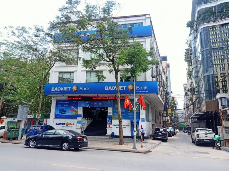 BÁN NHÀ MP NGUYỄN VĂN HUYÊN dt 136m2 MT 9m Vỉa hè KD Ô tô 4 làn giá 30 tỷ LH 0985780461