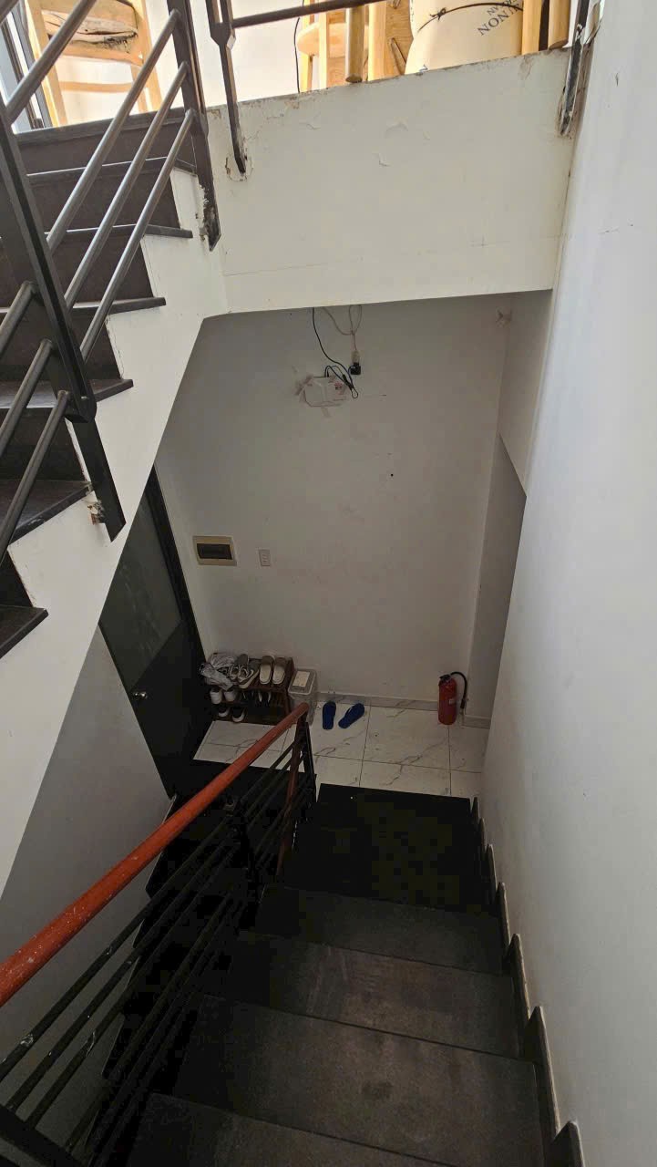 Bán tòa nhà 12 phòng tại Nguyễn Thượng Hiền, P6, ( 6.4 x 17m), 4 tầng thang máy, TN 660tr/ năm mà 4