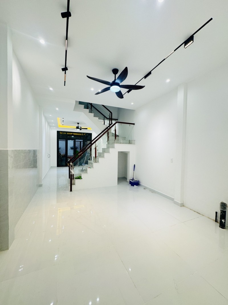 HẺM Ô TÔ TÂN PHÚ ĐỖ CỬA THOẢI MÁI, NGANG 4,2M 3T ST GẦN AEON CHỈ 5 TỶX 3
