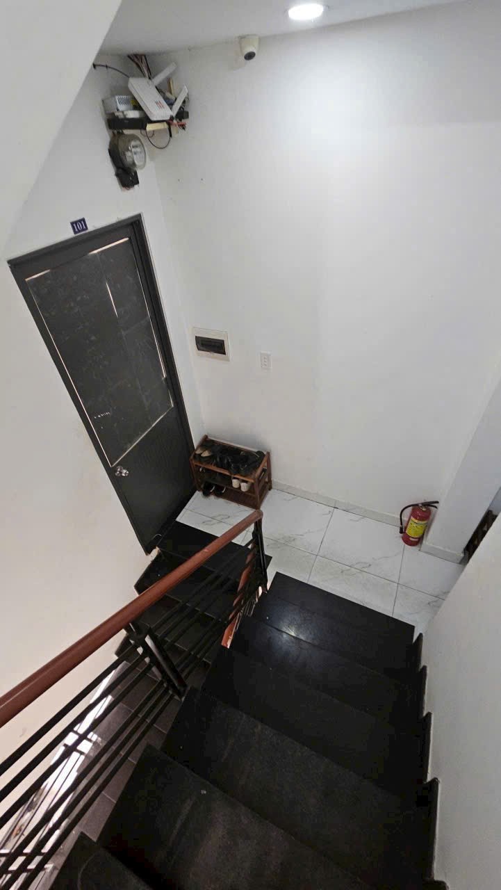 Bán tòa nhà 12 phòng tại Nguyễn Thượng Hiền, P6, ( 6.4 x 17m), 4 tầng thang máy, TN 660tr/ năm mà 2