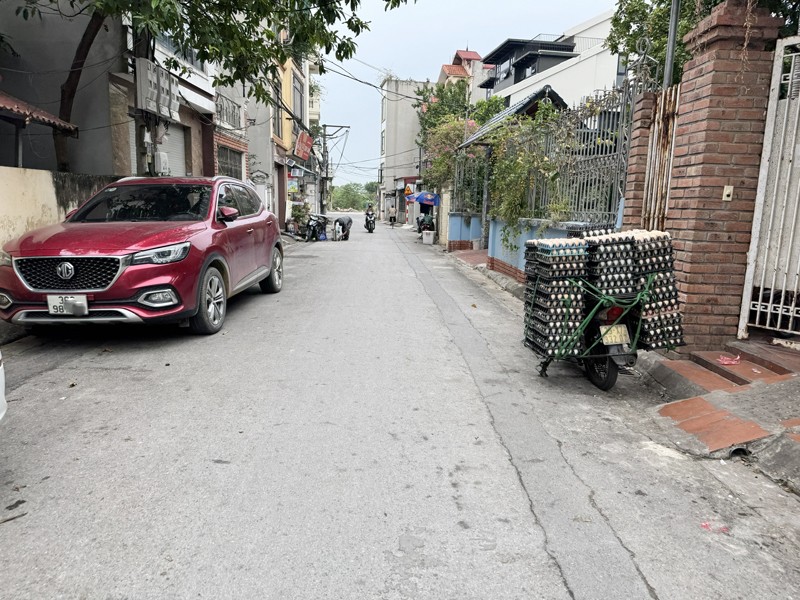 Cần bán 161m2 nhà 2 tầng, sân vườn tại tổ 12 Thạch Bàn. Đường ô tô tránh, gần Cổ Linh và cầu Thanh 2