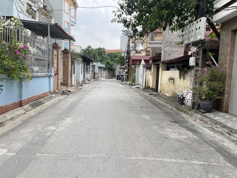 Cần bán 161m2 nhà 2 tầng, sân vườn tại tổ 12 Thạch Bàn. Đường ô tô tránh, gần Cổ Linh và cầu Thanh 3