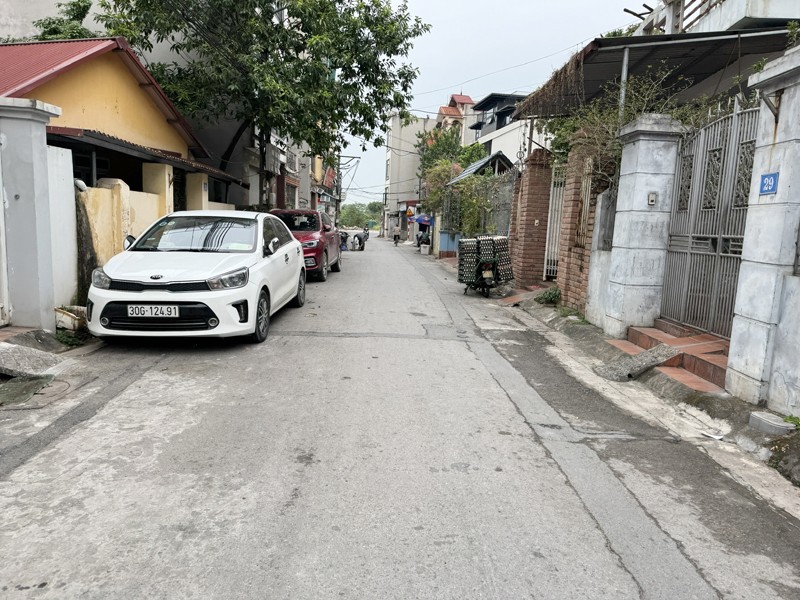 Cần bán 161m2 nhà 2 tầng, sân vườn tại tổ 12 Thạch Bàn. Đường ô tô tránh, gần Cổ Linh và cầu Thanh 4