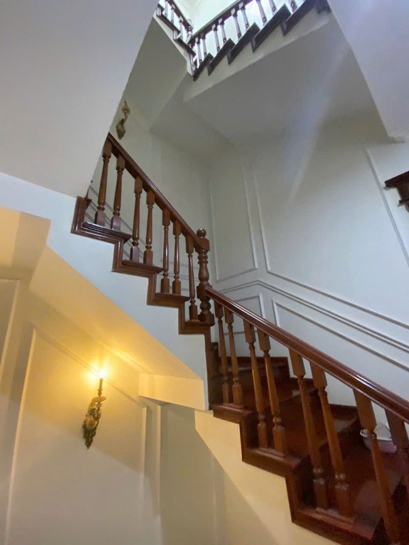 Cần bán 75m2, lưu không 25m, nhà 5 tầng tại tổ 5 Giang Biên. Đỗ ô tô trước cửa, view cực thoáng 4