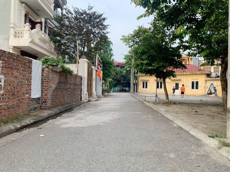 Cần bán 75m2, lưu không 25m, nhà 5 tầng tại tổ 5 Giang Biên. Đỗ ô tô trước cửa, view cực thoáng 5