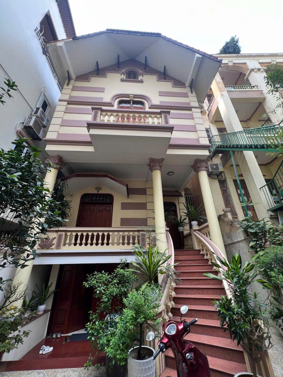 BÁN NHÀ SIÊU ĐẦU TƯ PHỐ CẦU GIẤY – NGUYỄN VĂN HUYÊN, DT 225M2, 4 TẦNG, MT 7.6M, GIÁ 56 TỶ 2