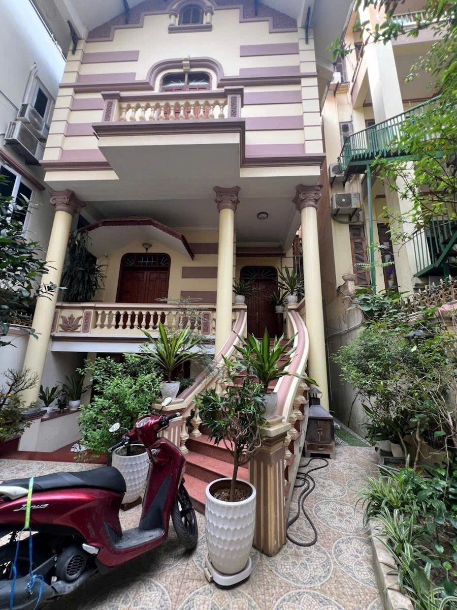 BÁN NHÀ SIÊU ĐẦU TƯ PHỐ CẦU GIẤY – NGUYỄN VĂN HUYÊN, DT 225M2, 4 TẦNG, MT 7.6M, GIÁ 56 TỶ 3