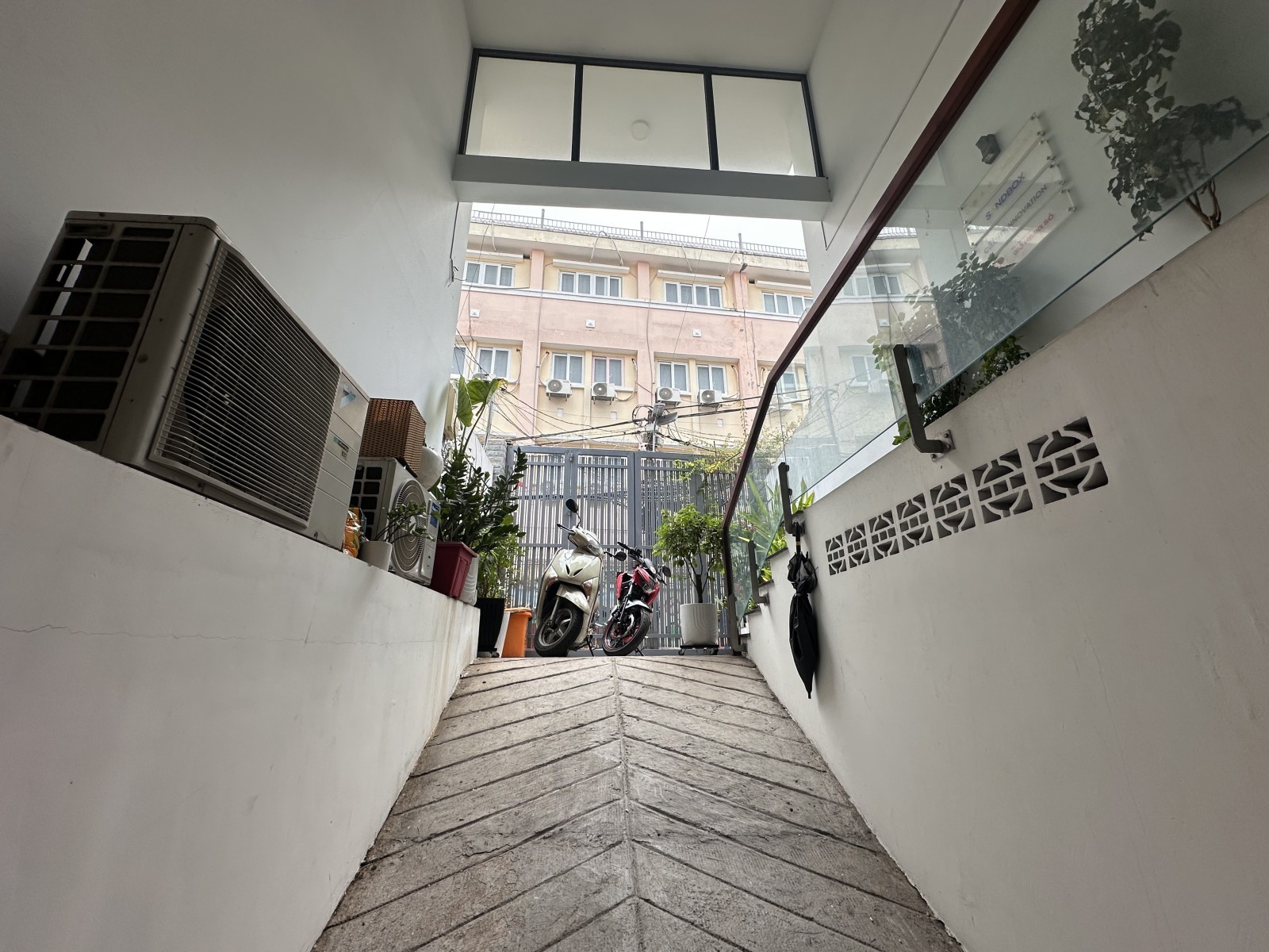 TÒA NHÀ LÊ VĂN DUYỆT 80m2 - 7 TẦNG THANG MÁY - SÁT Q1 - DOANH THU 55TR/THÁNG 12