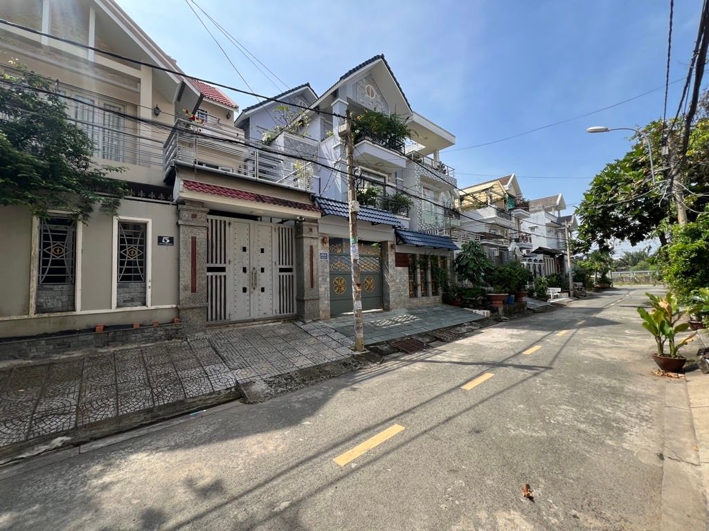 Nhà mặt tiền biệt thự KDC Gia Hòa ngang 8m bề thế Tặng nội thất - 0931172218 2